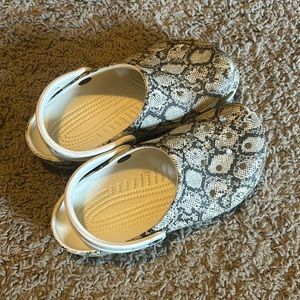 size 6 snakeskin crocs